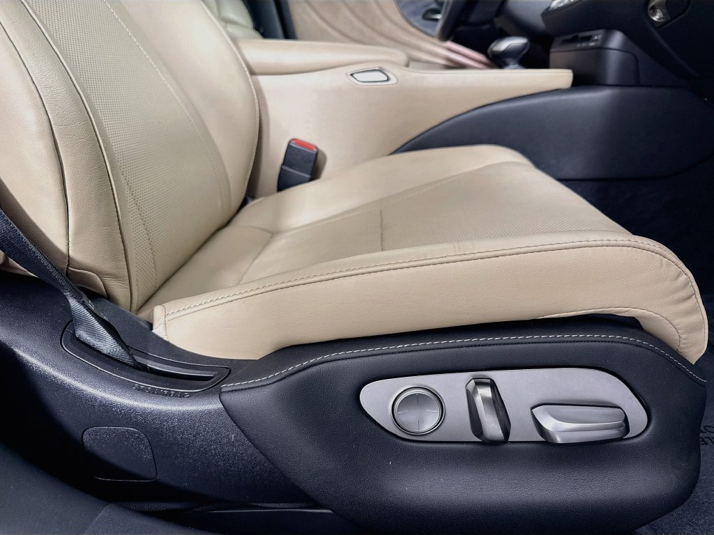 Used 2021 Lexus LS 500 w/ Accessory Package (Z2) RWD image 39