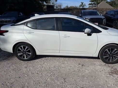 Used 2025 Nissan Versa SV image 9