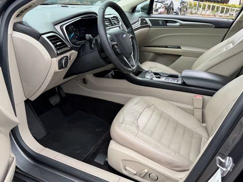 Certified 2017 Ford Fusion SE w/ Fusion SE Technology Package FWD image 11