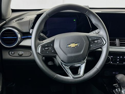 Used 2025 Chevrolet Trax LT w/ LT Convenience Package FWD image 18