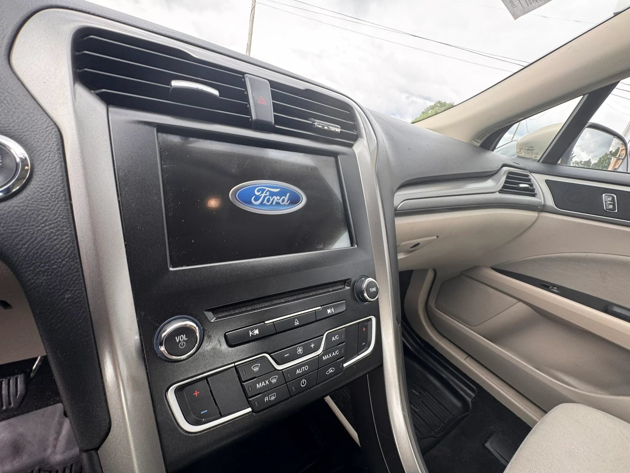 Used 2018 Ford Fusion SE w/ Fusion SE Technology Package FWD image 14
