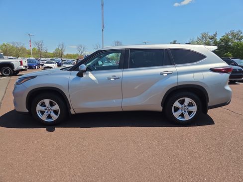 Used 2024 Toyota Highlander LE AWD/4WD image 6