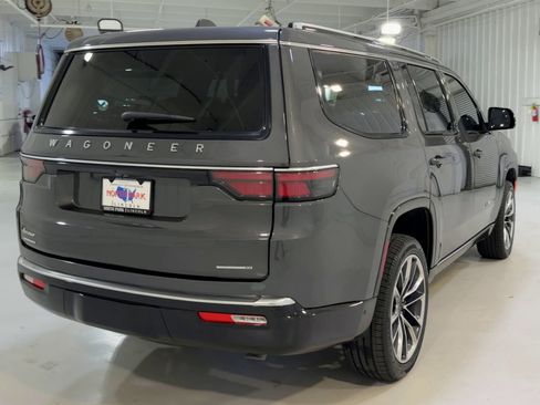 Used 2022 Jeep Wagoneer Series III w/ Premium Group I AWD/4WD image 9