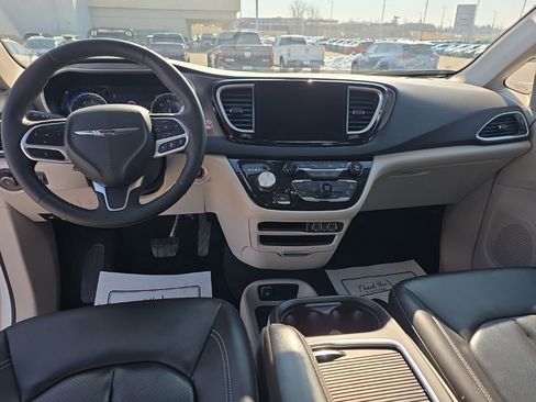 Used 2024 Chrysler Pacifica Touring-L image 13