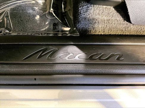 Certified 2023 Porsche Macan AWD/4WD image 19
