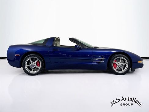 Used 2004 Chevrolet Corvette Coupe w/ Preferred Equipment Group RWD image 8