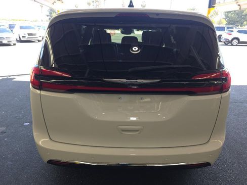 Used 2023 Chrysler Pacifica Touring-L image 5