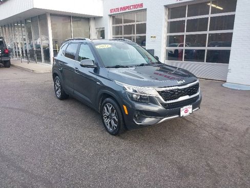 Used 2022 Kia Seltos EX image 2