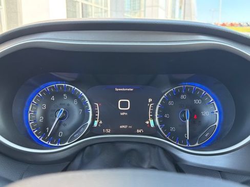 Used 2023 Chrysler Pacifica Touring-L FWD image 18