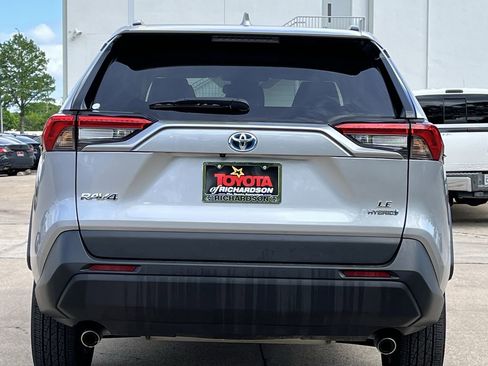 Used 2024 Toyota RAV4 LE AWD/4WD image 4