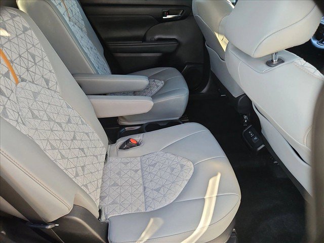 Used 2023 Toyota Highlander Bronze Edition FWD image 27