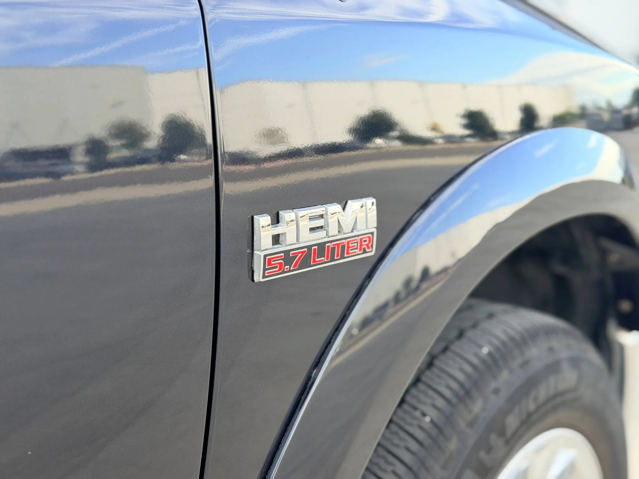 Used 2018 RAM 1500 Laramie w/ Convenience Group AWD/4WD image 32
