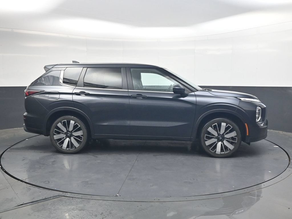 Used 2025 Mitsubishi Outlander SE FWD image 3