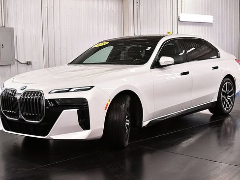 Used 2024 BMW 740i xDrive AWD/4WD image 3