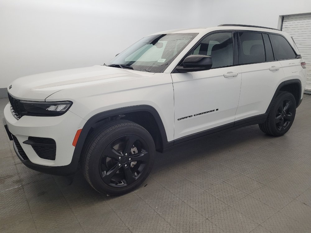 Used 2023 Jeep Grand Cherokee Altitude AWD/4WD image 2