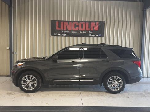 Used 2020 Ford Explorer XLT w/ Equipment Group 202A image 2