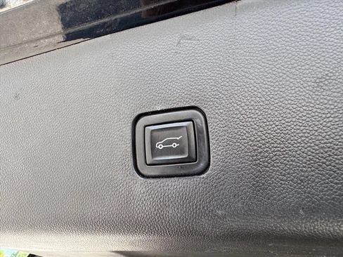 Used 2023 Chevrolet Traverse LT FWD image 11