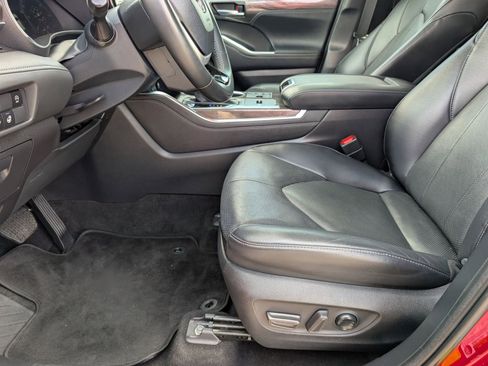 Used 2023 Toyota Highlander Limited FWD image 15