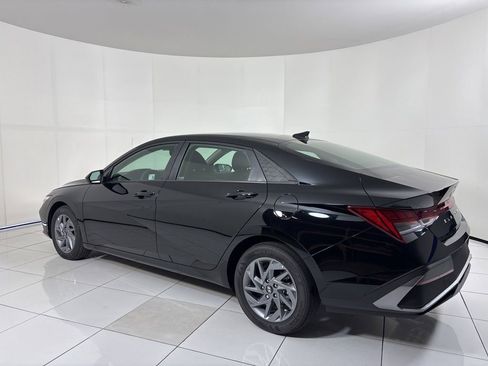 Used 2025 Hyundai Elantra Hybrid FWD image 3