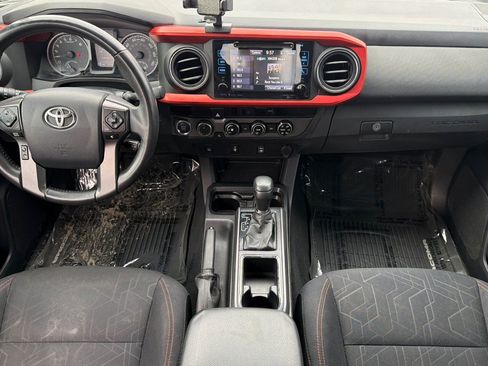 Used 2017 Toyota Tacoma TRD Sport AWD/4WD image 10
