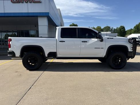 Used 2024 Chevrolet Silverado 2500 ZR2 w/ Technology Package AWD/4WD image 2