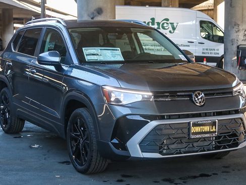 New 2025 Volkswagen Taos SE w/ Panoramic Sunroof Package FWD image 3