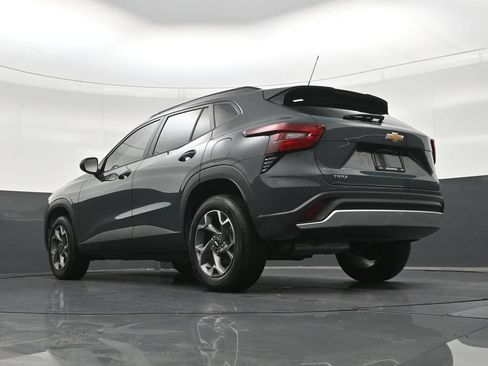 Used 2025 Chevrolet Trax LT FWD image 25