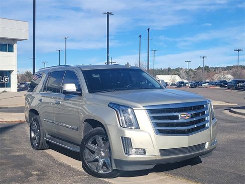 Used 2016 Cadillac Escalade Luxury image 3