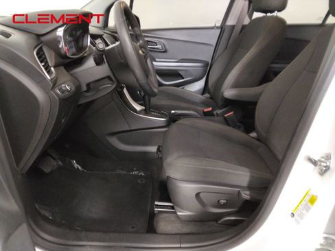 Used 2022 Chevrolet Trax LS AWD/4WD image 22