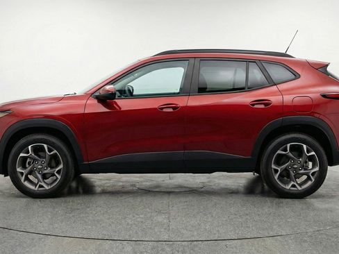 Used 2025 Chevrolet Trax LT w/ LT Convenience Package image 5