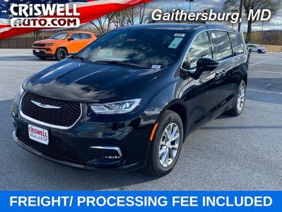 New 2026 Chrysler Pacifica Limited w/ Uconnect Theater Family Group