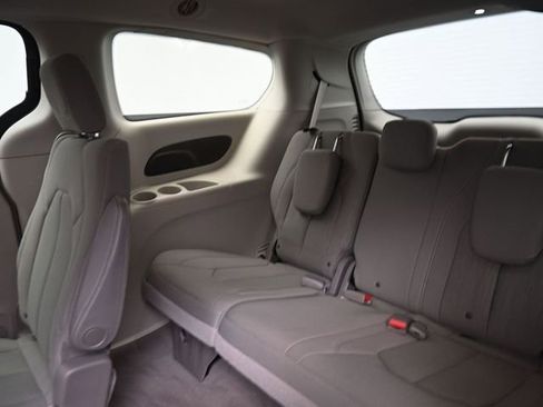 Used 2017 Chrysler Pacifica Touring w/ Tire & Wheel Group image 19