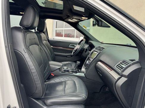 Used 2018 Ford Explorer Platinum image 28