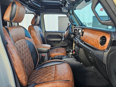 Used 2023 Jeep Gladiator Sport image 2