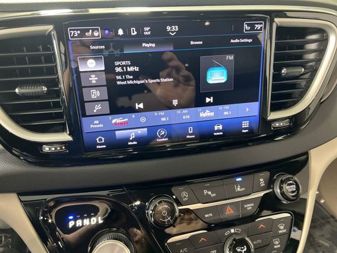 Used 2023 Chrysler Pacifica Touring-L image 14