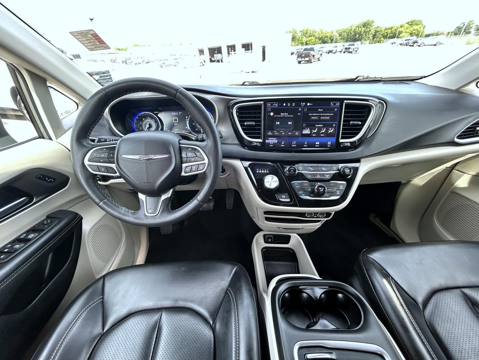 Used 2023 Chrysler Pacifica Touring-L FWD image 14