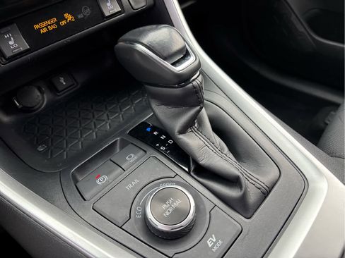 Used 2021 Toyota RAV4 XLE w/ Convenience Package image 18