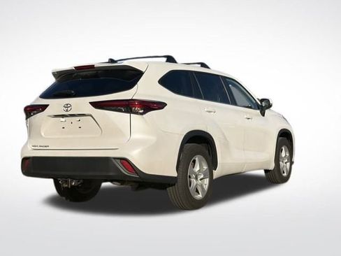 Used 2023 Toyota Highlander L image 12