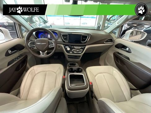 Used 2018 Chrysler Pacifica Touring-L Plus w/ Advanced Safetytec Group FWD image 8