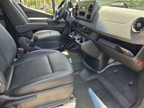 Used 2025 Mercedes-Benz Sprinter 2500 image 14
