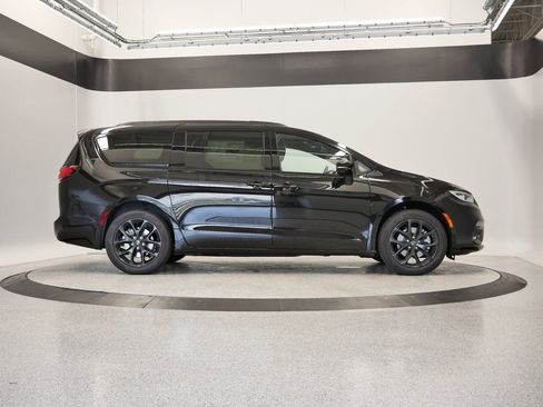New 2026 Chrysler Pacifica Limited w/ S Appearance Package AWD/4WD image 45