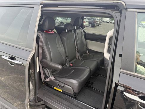 Used 2022 Kia Carnival LX FWD image 16