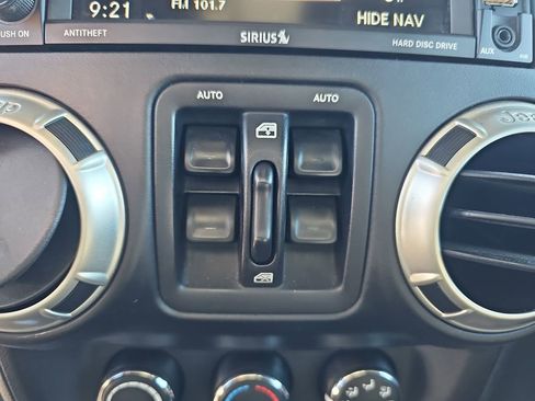 Used 2017 Jeep Wrangler Unlimited Sahara w/ Connectivity Group AWD/4WD image 31