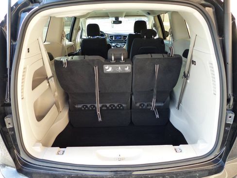 Used 2020 Chrysler Pacifica Touring w/ Tire & Wheel Group FWD image 21