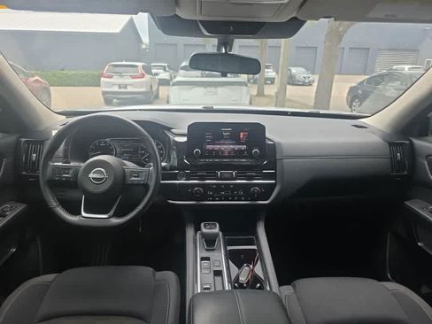 Used 2024 Nissan Pathfinder SV FWD image 3