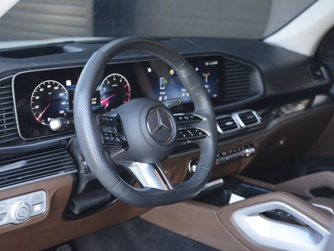 Used 2024 Mercedes-Benz GLS 450 4MATIC image 4