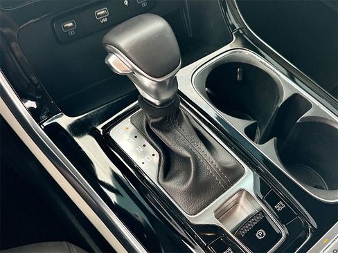 Used 2024 Kia Carnival EX image 22