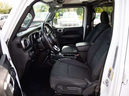 Used 2020 Jeep Wrangler Unlimited Sahara image 3