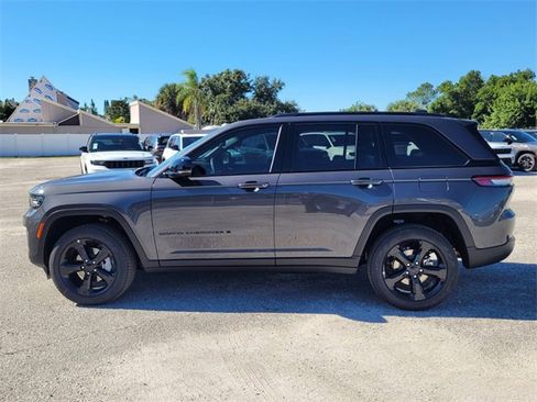 Used 2025 Jeep Grand Cherokee Limited w/ Luxury Tech Group II image 4