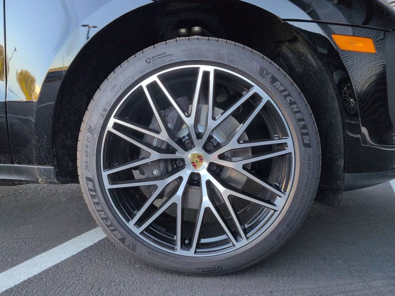 Certified 2026 Porsche Macan AWD/4WD image 13